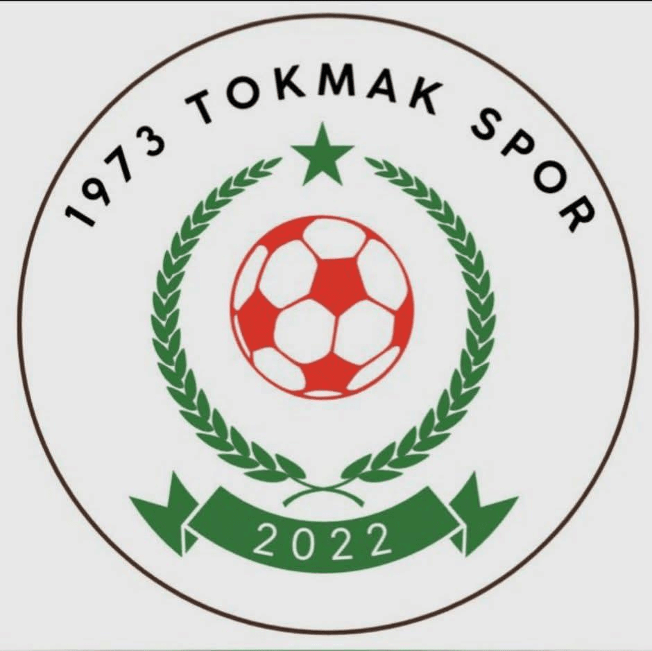 1973 Tokmak Spor arması — yeşil çelenk, yıldız ve kırmızı-beyaz top
